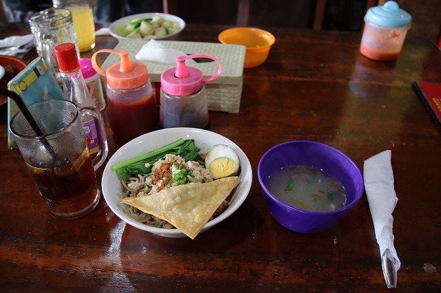 バリ島ではスープと麺が別に来るのが一般的です。<br />安いし美味しいです。<br />