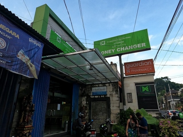 APAワヤンさんと別れた後に両替に行きました。<br />円安なのでレートが悪いです。￥１≒１０６Rp<br />今までバリ島旅行して一番悪いと思われます。<br />