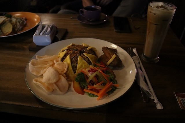 ブラブラして今夜は在住日本人の伊藤さんとカキアンベーカリーで食事をしました。<br /><br />親爺ナシゴレンとアイスカプチーノ<br /><br />宿に戻りレモンビンタン呑んでおやすみなさい。<br /><br /><br />5日目へ続く<br />