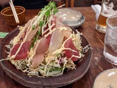 ホテルでシャワーを浴びて着替えた後、予約していた居酒屋に晩御飯を食べに行きました。
島の食べものや南風さん。
行ってみたら満席で、予約のない人は何人も断られていました。
写真は海鮮サラダ。
