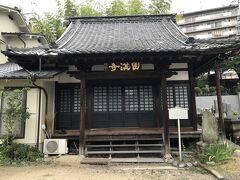 宿から歩いて１０分ほどかな
インスタ映えするという「円満寺」
お寺自体は小さくて地味ですけど～