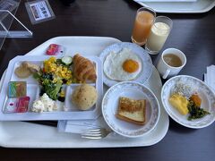 ホテルの朝食ブッフェ。

バナナのスムージーが美味しかったです。夫はフレンチトーストが気に入っていました。