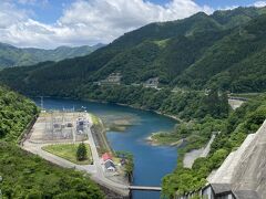 道の駅から15分くらいで九頭竜ダムが現れました。

予定と違うルートを通ったのですが、せっかくなので見学しました。