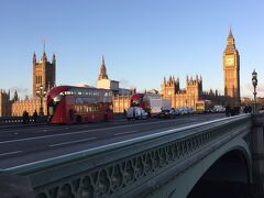 ロンドンは快晴、順光の建物がきれいに見えた。
すぐ脇をテムズ川が通っており、向こう岸まで橋を渡ることに。