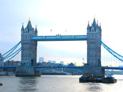 ぐるっとロンドンひと巡り。
こちらはタワーブリッジ。
2012年のロンドン五輪で、エリザベス女王陛下とジェームズ・ボンドが乗ったヘリがこの橋をくぐり、スタジアムまで向かった。

また、「某キン肉系まんが」の必殺技の由来もここ。
そういうふうに見える？