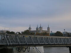 テムズ川の向こうにロンドン塔。