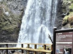 ″ この滝は今から約４万３千年前、乗鞍火山の高天ヶ原火山体から流れ出た番所溶岩の中にできました。”
　ここまで凄いしぶきがきます！