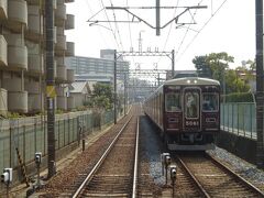 それにしてもこの電車。
扉の開閉音、その時のチャイム、走行音。
それらひとつひとつが「阪急だなあ」と思う。