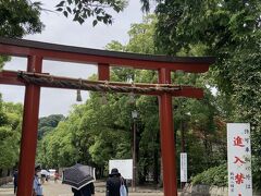 お店をでるとすぐに八幡宮様の東門の鳥居があります