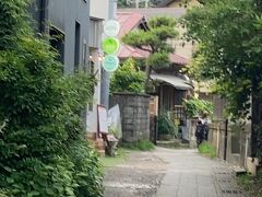バスで長谷観音へ。
バス停から1～2分、この路地を通ると遠くに見えるのは
今日の宿「Guest　house　SHIBAFU」さんです。