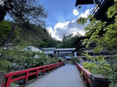 積善館に到着～

この赤い橋を渡っていくと積善館があります。
以前館内を見学したことがあります。