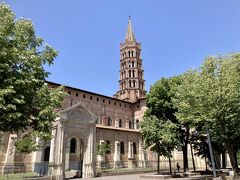 サン・セルナン・バジリカ聖堂。
こちらも大きく、現存するロマネスク教会としてはフランスで一番だそうです。