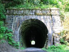 【小刀根隧道】米原方坑門
1881年(明治14年)竣工

日本人技術者による鉄道トンネルとしては、逢坂山隧道に次いで国内２例目、建設当時の姿を留めるものとしては国内最古！
【土木学会選奨土木遺産】