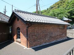 【敦賀港駅油庫】
1882年(明治15年)築

内部は資料が展示されており、見学できます。
建設当時は横浜、京都に次ぐ三番目の大きさを誇っていたそうです。