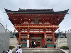 東福寺から１５分ほど歩いて伏見稲荷大社に。豊臣秀吉寄進の日本最大規模の楼門。稲荷とは「稲がなる」という意味で、稲荷大神は五穀豊穣の神として信仰されてきました。今は商売繁盛の一大聖地に。
「外国人が行きたい」NO１スポットに選ばれたらしく、いまや世界の「おいなりさん」。