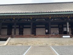 京都国立博物館から隣の三十三間堂に。内部には本尊の千手観音様を中心に左右に五百体づつずらりと並ぶ様は壮観。国宝の千手観音坐像や風神雷神像は見もの。


