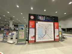 ＜南海：関西空港駅＞21:59

22:13発の急行に乗れる！
なぜか１本前の22:01発ラピートαは目に入っていませんでした。