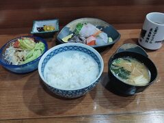 他にお客さんはいなくてカウンターへ案内してもらう。
お刺身定食をいただきました。
新鮮なお刺身ぷりぷりで美味しい！


うどんを食べてあまり時間が空いていなかったけど
美味しくて早々に完食です～