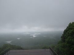 13時24分、横山展望台（三重県志摩市浜島町迫子）駐車場に到着しました。雨模様で上り５分余りで展望台です。写真は展望台から英虞湾を俯瞰したものです。幸いに雨は上がりましたが、曇天なので海の色は冴えませんが。