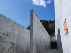 次は李禹煥美術館です。
私はここが一番好きでした。

安藤建築の無機質なコンクリートと青空の対比がすごく良かった。
個人的には彫刻は難しいので少し苦手意識があったのですが
「影の間」という作品は見せ方が面白くてずっと見入ってしまった。