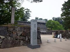 　松江城の入口付近で、