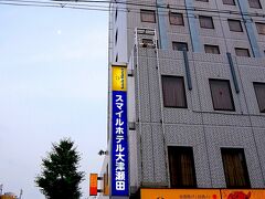 瀬田は石山から一駅。

本日の宿泊先である瀬田のスマイルホテル大津瀬田[https://smile-hotels.com/hotels/show/otsuseta]は駅からすぐで便利な場所に立地しています。

部屋は8階。タブルベッドでなかなかいい感じの部屋です。