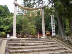 二日目　桧原神社（ひばらじんじゃ）

大神神社の摂社で、祭神は天照大御神。境内には本殿、拝殿がない。三ツ鳥居（三輪鳥居）を通して御神座を拝す。

境内から眺める二上山は絶景とのこと。