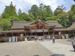 二日目　大神神社　拝殿

大和「一の宮」。背後の三輪山を御神体とする式内社で、日本で最も古い神社の一つといわれる。