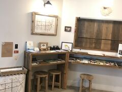 ものすごくオシャレな内装でした。
ひとまず荷物だけ先に置かせていただき、チェックイン時まで外へ。