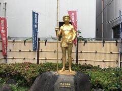 ゴールドのかっぱ河太郎像。スクッと立つ姿が神々しいです。