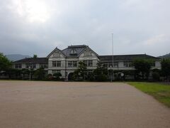 立派な建物は小学校跡です。