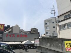 昼飯を買って駅に向かいます！あ！つ！い！