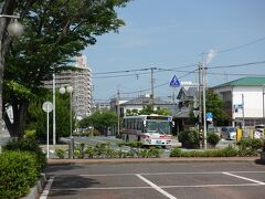 　大牟田駅からは、市内バスの８番でイオンモール大牟田へと向かいます。
　30分に１本のバス路線ですが、同じ間隔の特急・急行に接続するダイヤなので便利です。
