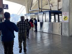 大観峰駅でトロリーバスを降りるとすぐロープウェイ乗り場があります。
晴れてるので景色良さそう。