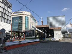 荷物を駅に預けるか悩むものの、宮島行の広電が目に入ってしまったので、このまま乗り込みます！

目の前に座っていたおめかしした親子連れが可愛かったな～ウフフ。