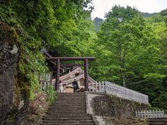 奥社・九頭龍社にお参りします。最後の登りキツかったー...