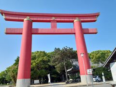 次はおのころ島神社へ向かいました。
玉ねぎ畑の中を抜けると赤い大きな鳥居が見えてきます。