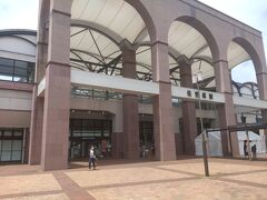 福岡空港から高速バスで2時間かけて佐世保市に到着!佐世保駅は日本本土最西端の駅で、構内には佐世保のお土産品を豊富に揃えたお土産屋さんや佐世保観光情報センター併設されています。（海風の国参照）明治31年1月20日に九州鉄道の駅として開業した歴史がある駅です。（ニッポン旅マガジン参照）