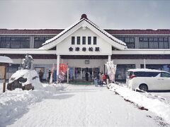 磐越西線で1時間強。
会津若松駅に到着。
郡山とは打って変わって大雪。
体感では東北3県で1番寒かった。