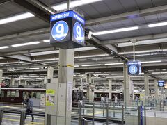 阪急梅田駅　ホームは9番まであり三線並走の出発もあります