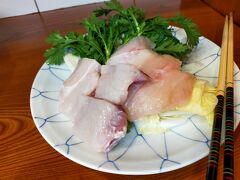 ふぐ鍋のお野菜は春菊とネギと白菜。そしてお豆腐…これは美味しいです。