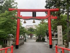 本陣前から東海道を南に行くと目立つ赤い鳥居の立木神社。