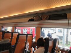 箱根板橋駅、普通電車と行き違い。