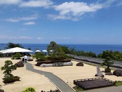 駐車場に車を停め園内へ向かいます。途中にあるACAO ROSE SQUAREは最後に寄るので後ほど…

入園料を払いシャトルバスに乗り1番上まであがると素敵な風景が♪日本庭園と空と海！とても綺麗です!!