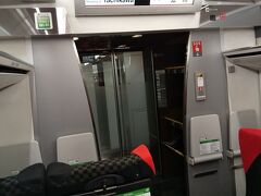 成田エクスプレスで東京駅へ行き、乗り換えてモノレールで羽田空港へ