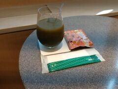 Hafhを利用してハイアット リージェンシー 瀬良垣アイランド 沖縄に宿泊してきました。
始まりはANAラウンジ。
いつもの青汁With野菜ジュース。