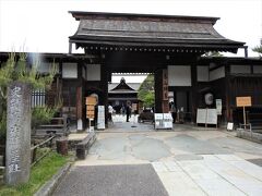 国史跡 高山陣屋跡
〝 元禄５年（１６９２）徳川幕府は飛騨を幕府直轄領としました。それ以来明治維新に至るまでの１７７年間に２５代の代官（郡代）が江戸から派遣され、幕府直轄領の行政・財政・警察などの政務を行いました。・・・
　岐阜県教育委員会は、全国にただ一つ現存する徳川幕府郡代役所を保存するため、平成８年３月まで三次にわたり復元処理を行いました。こうして、江戸時代の高山陣屋の姿がほぼよみがえりました。″  　岐阜県教育委員会