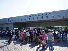 1984年の5月、静岡市の静岡産業会館で「中国秦・兵馬俑展」が開催されました。大阪、福岡、東京と何故か静岡を巡回したのですが、当時、THE SQUARE のBARBARIANをＢＧＭに、連日静岡では、テレビで宣伝されていました。
結局、その時は見ることはできなかったのですが、それ以来「兵馬俑」に憧れつづけ、2015年に秦始皇帝陵博物院 (兵馬俑)を訪れました。
