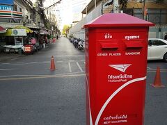 コンベント通り「Convent Rd.」を通ってＢＮＨ病院の横を通る。
タイの郵便ポスト
