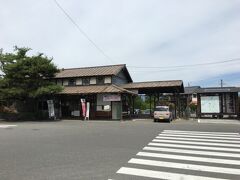 車内放送で真田宝物館へはここが便利と放送されていたので、旧松代駅前で降りた。ここは廃線の駅だ。待合室の中には観光パンフレットが置かれていた。
